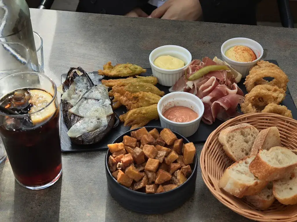 Tungi Darby_Cañas y Tapas_Serris_review