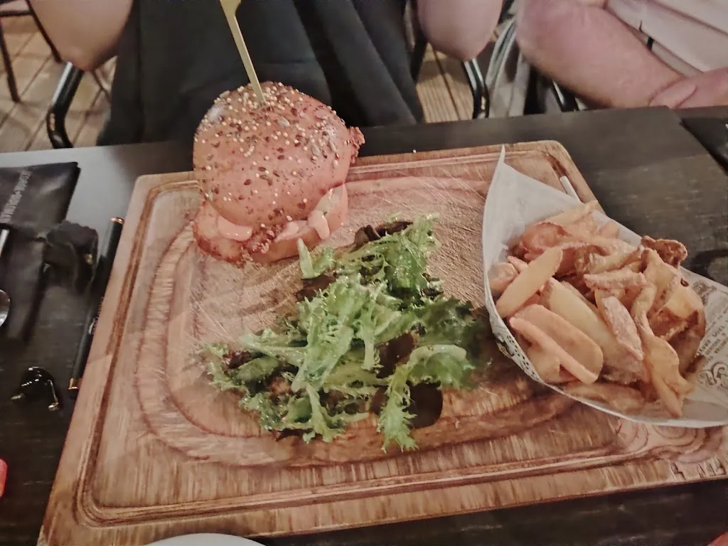 Mariya The Bulgarian chick_Le George_Serris_review