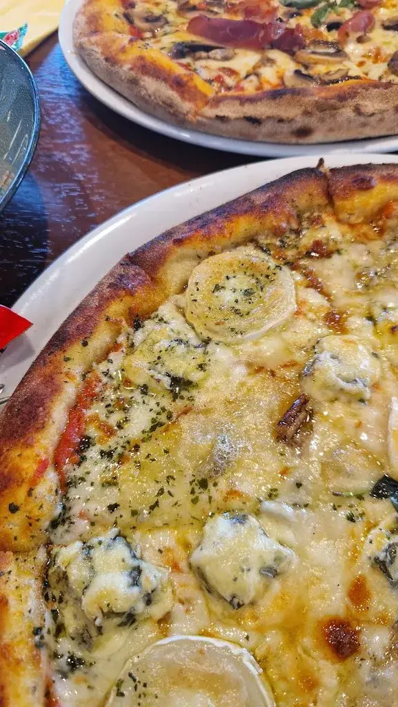 Christelle M_Les curieux_Saint-Denis_review