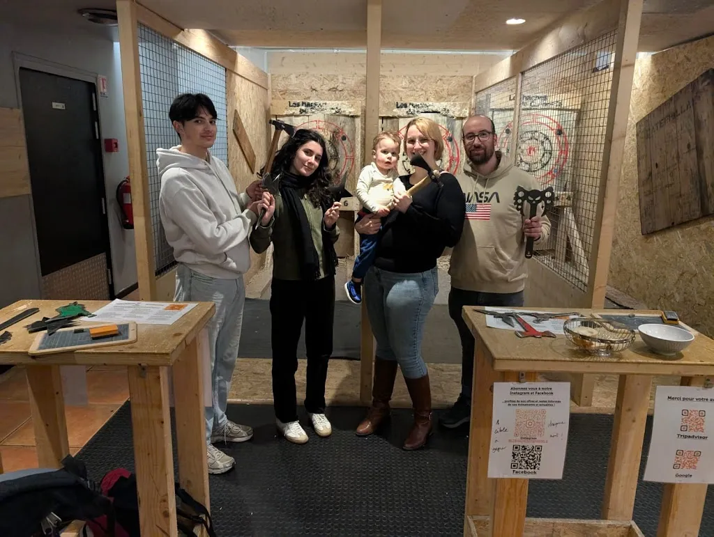 Éléonore D'HOOGE_🪓Les haches de Grenoble🎯 Bar de Lancer de hache Idéal activité Team building EVG EVJF Anniversaire Afterwork Loisirs insolite_Échirolles_review