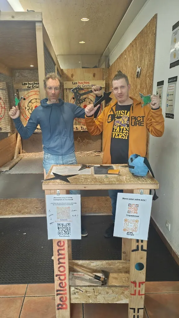 Baptiste Gamby_🪓Les haches de Grenoble🎯 Bar de Lancer de hache Idéal activité Team building EVG EVJF Anniversaire Afterwork Loisirs insolite_Échirolles_review