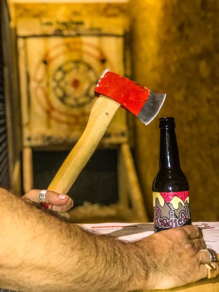 🪓Les haches de Grenoble🎯 Bar de Lancer de hache Idéal activité Team building EVG EVJF Anniversaire Afterwork Loisirs insolite restaurant in Échirolles