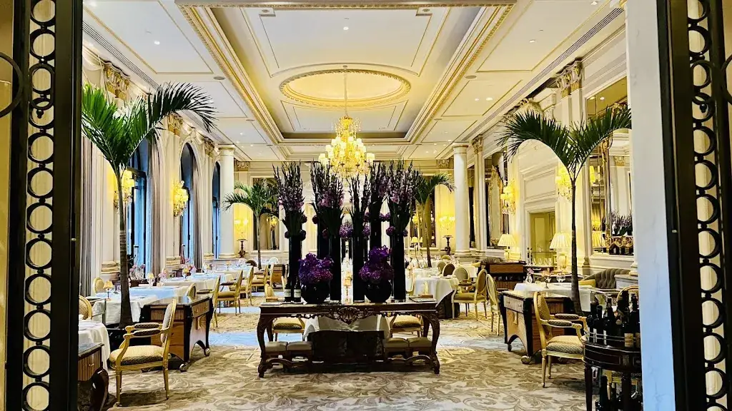 Le Cinq_Paris_slider_image_3