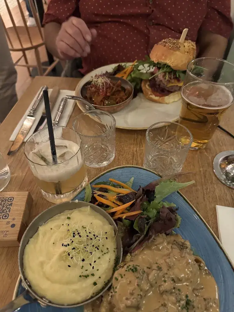 Chia-Wen Papadimos_La Villa Coublay_Vélizy-Villacoublay_review