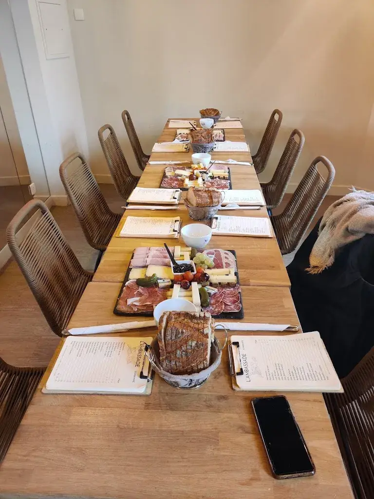 Diane Mulard_L’Ambassade_Verneuil-sur-Seine_review