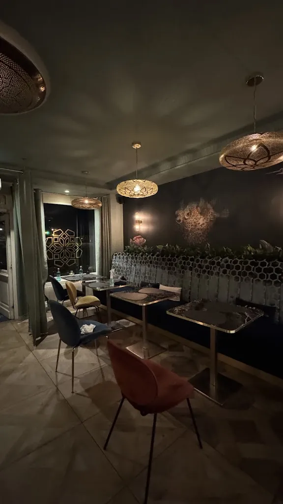 AZULI_Versailles_slider_image_3