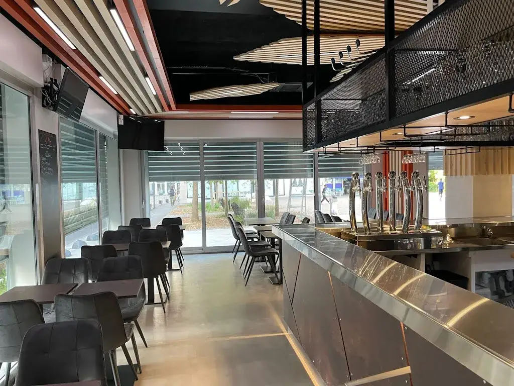 Le 28 10 restaurant in Sevran