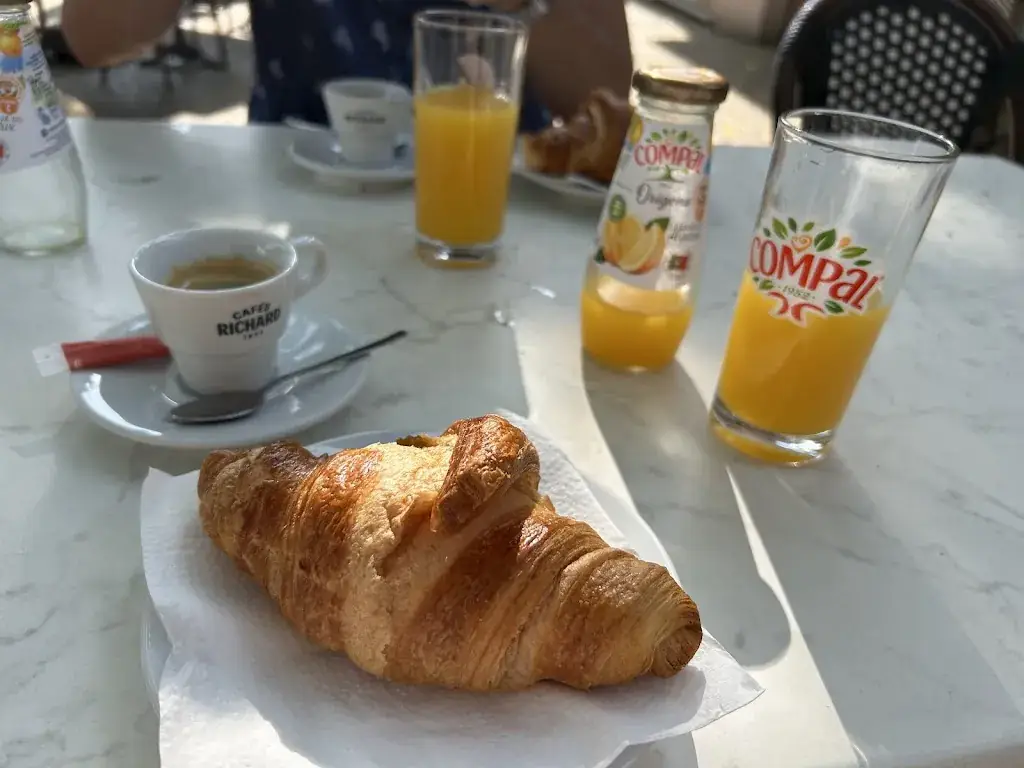 Jacqueline d'Estries_Le Sophora_Villennes-sur-Seine_review