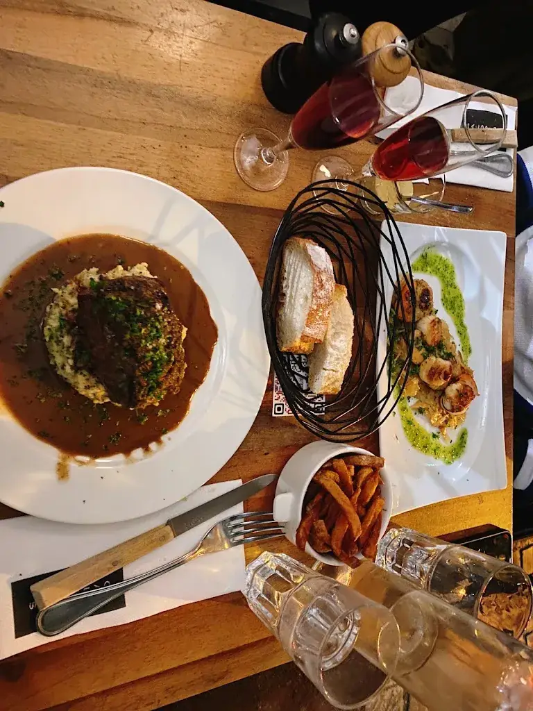 Trần Quang Khải Nguyễn_Les Galopins_Antony_review