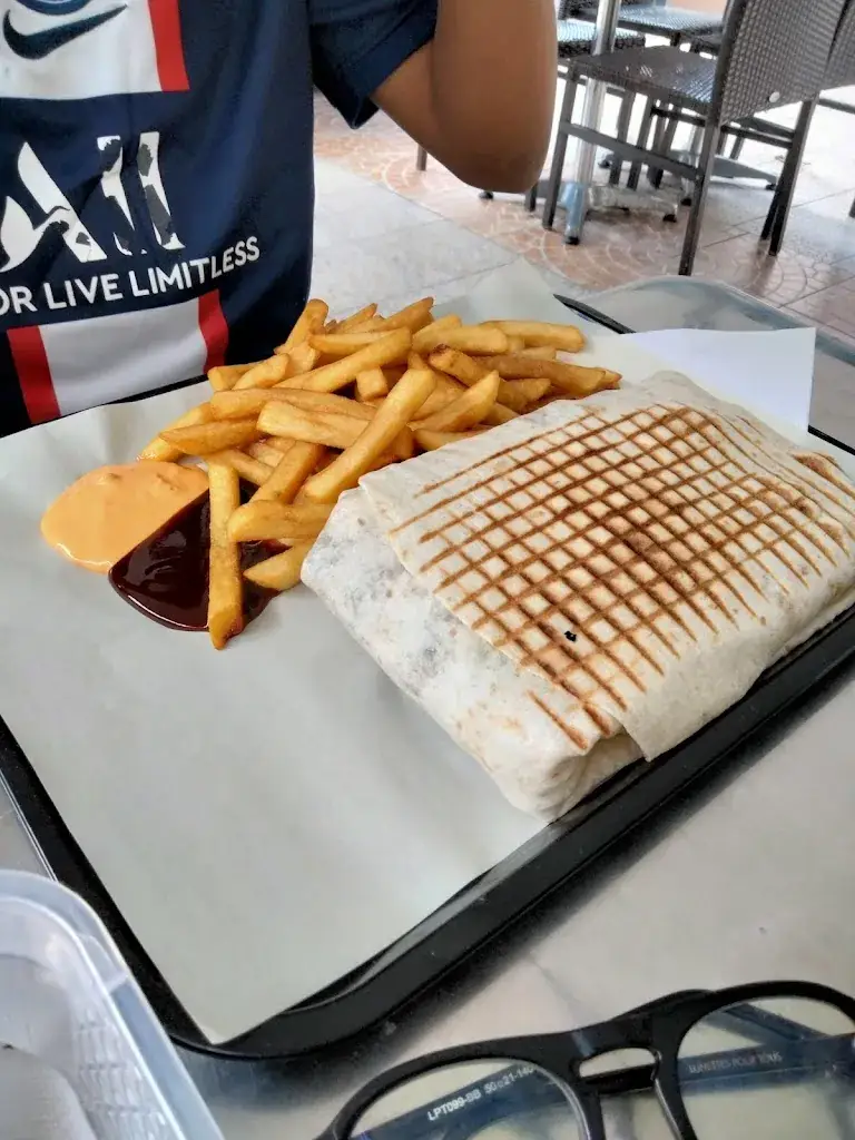 Marie Celine Hoareau_Restaurant Med_Gaillon_review