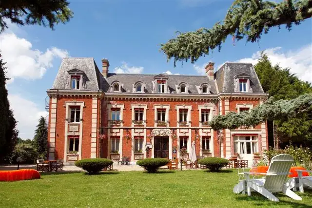 Logis Hôtel Château Corneille restaurant in d'Hazey
