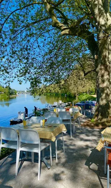 Les Berges de l'Aviron restaurant in Vichy