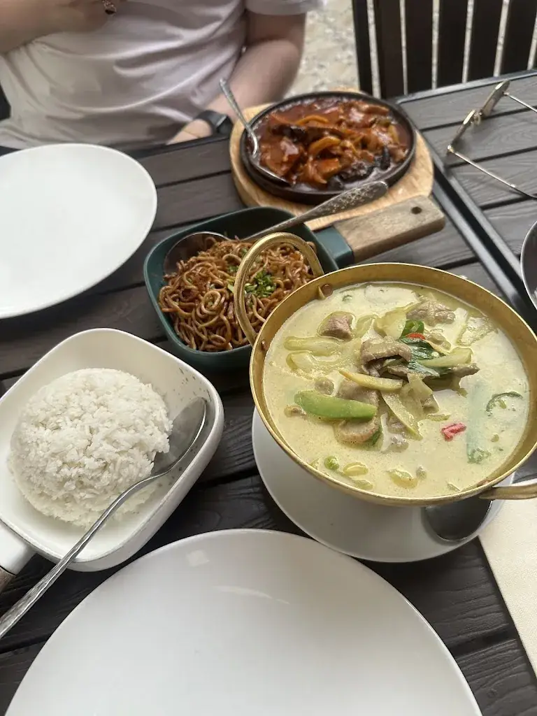 Nash Mu_CHINA THAI_Ferney-Voltaire_review