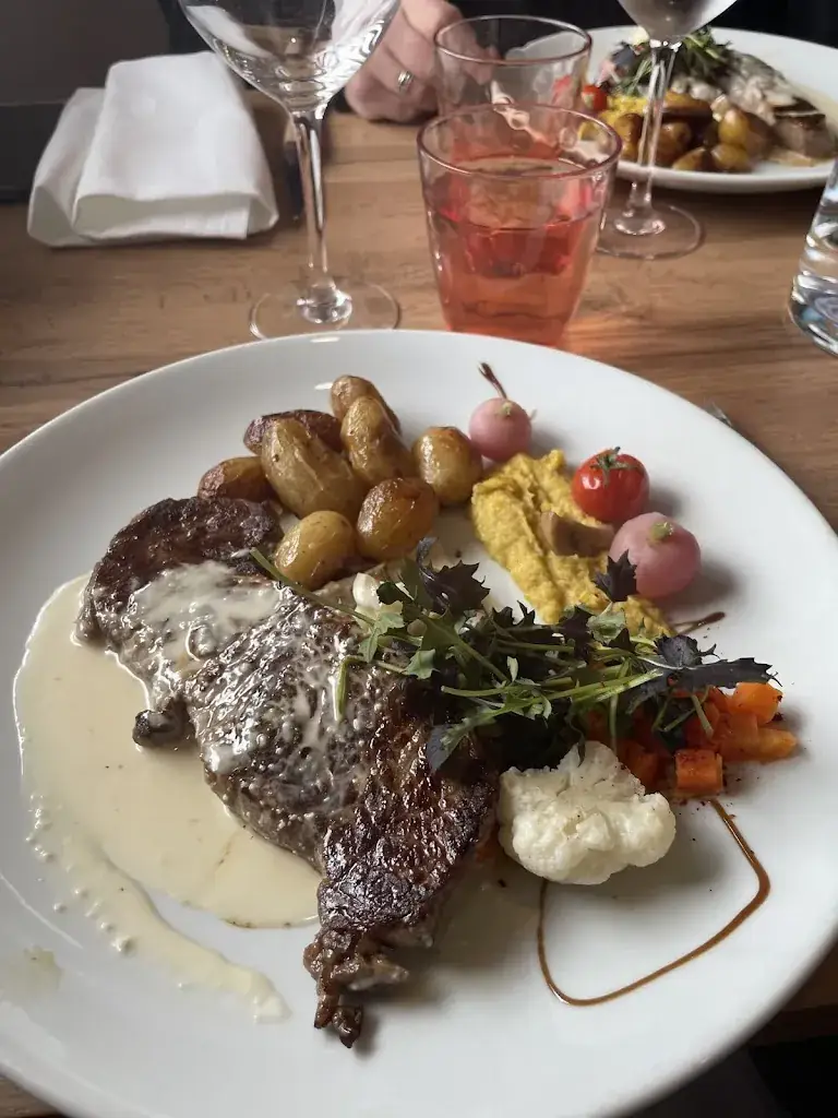 Julia H_Le Moulin à Poivre_Yvetot_review