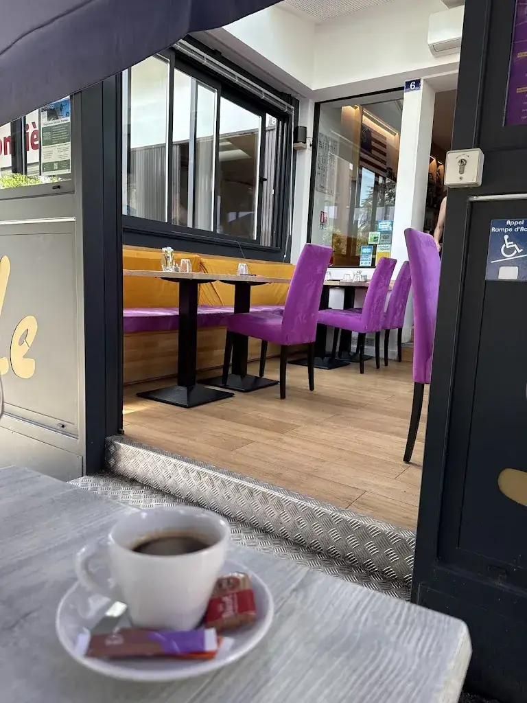 H R_Le Six_Yvetot_reseña