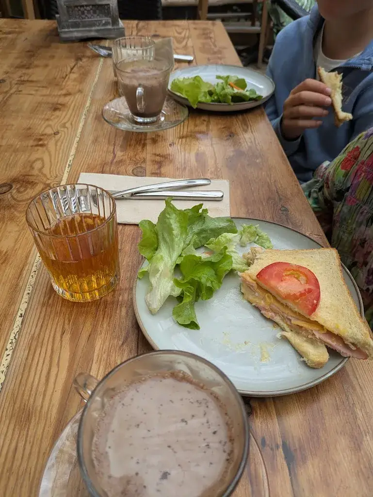 Jenifer Ní Ghrádaigh_La Dînette_Avranches_review