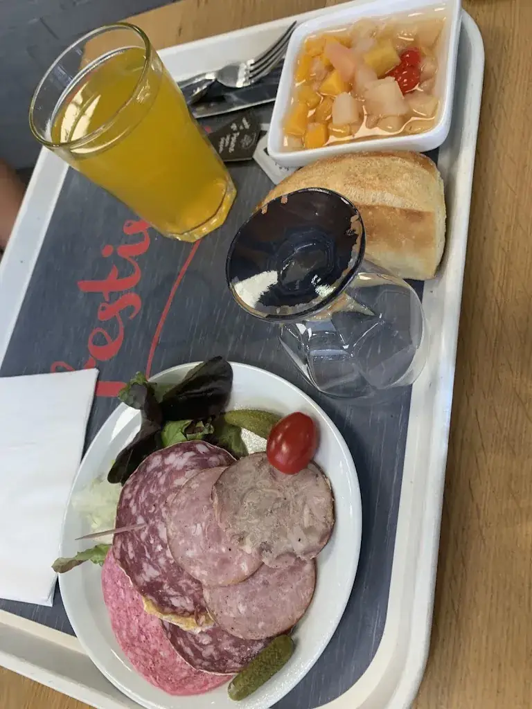 Laetitia Lypka_Cafétéria le Festival_Avranches_review