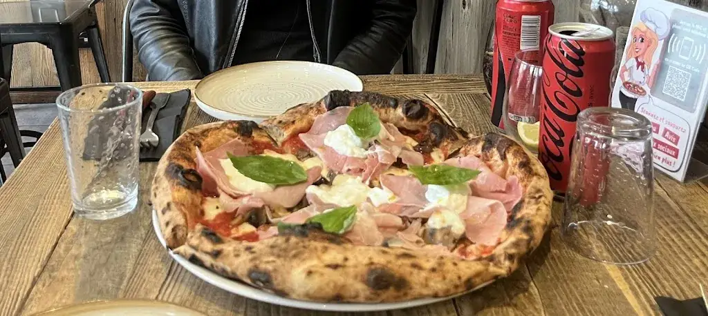 Julius Klüver_Mama Mika_Gilly-sur-Isère_review