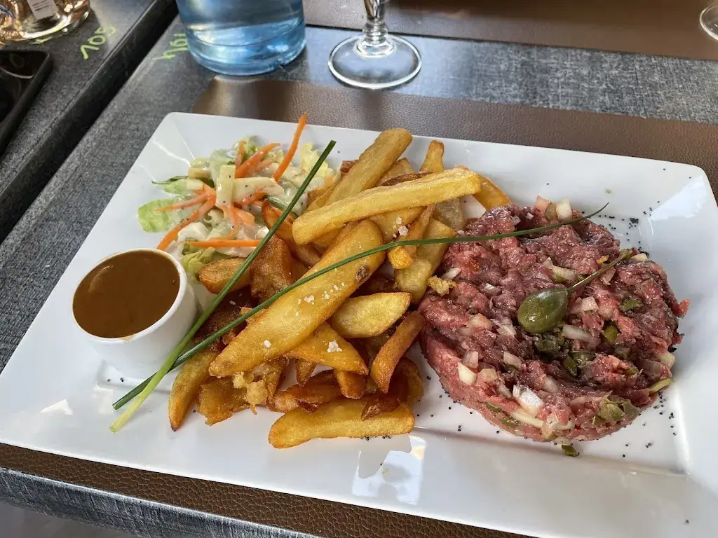 Klára Zelinková_Chez Wiwi_Avranches_review