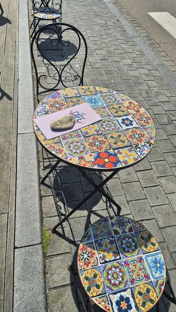 Lali Babós_Café du port_Hague_review