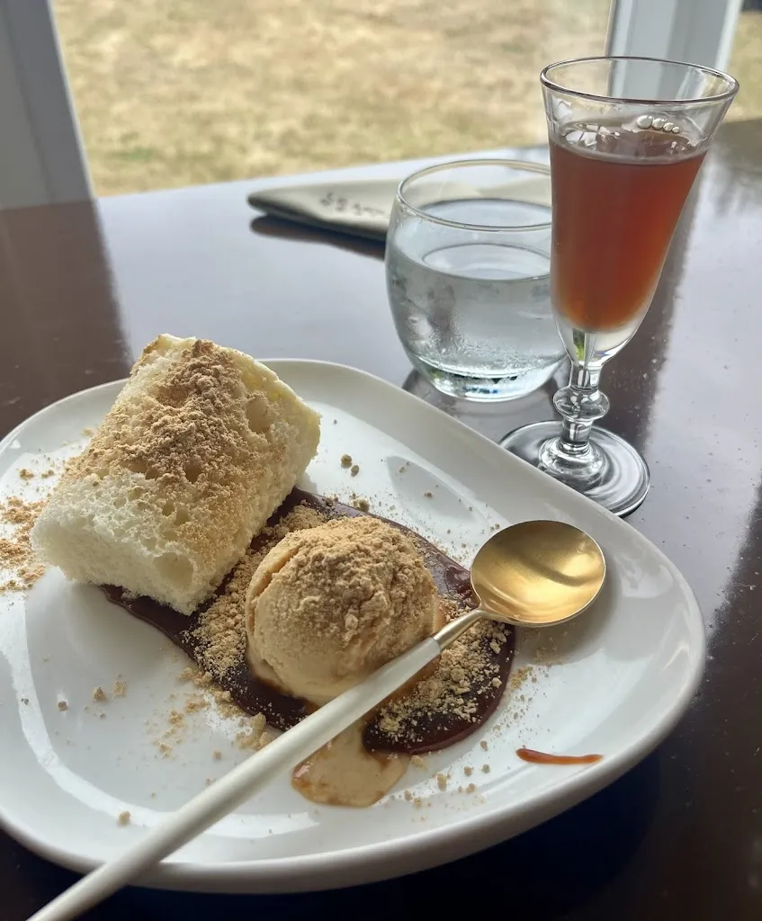 Le Moulin à Vent_Hague_slider_image_3