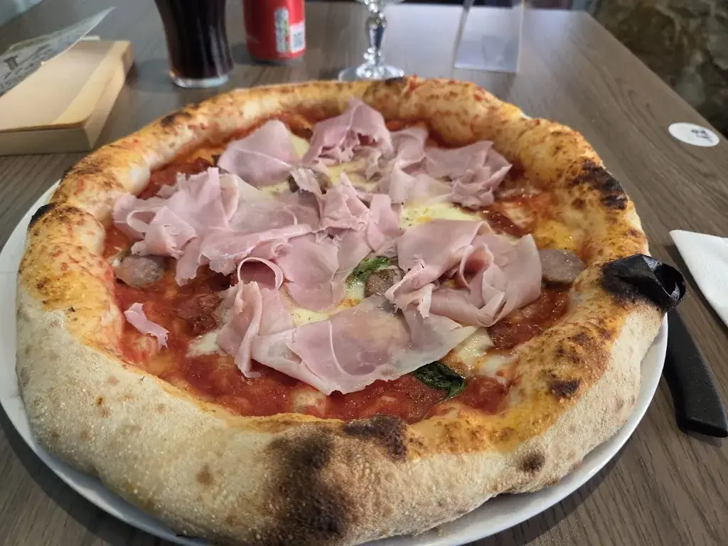 Andrew Hassan_Les Volets Roses_Bayeux_review