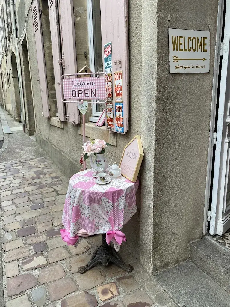 Les Volets Roses_Bayeux_slider_image_1