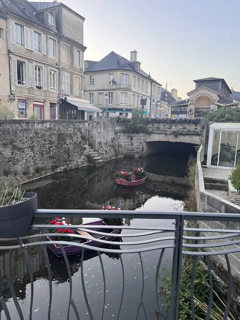 Braeden Baumann_Le Volet Qui Penche_Bayeux_review