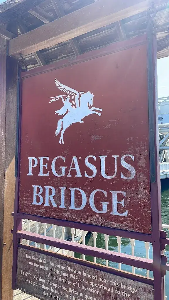 Malcolm Petfield_Café Gondrée_Bénouville_review