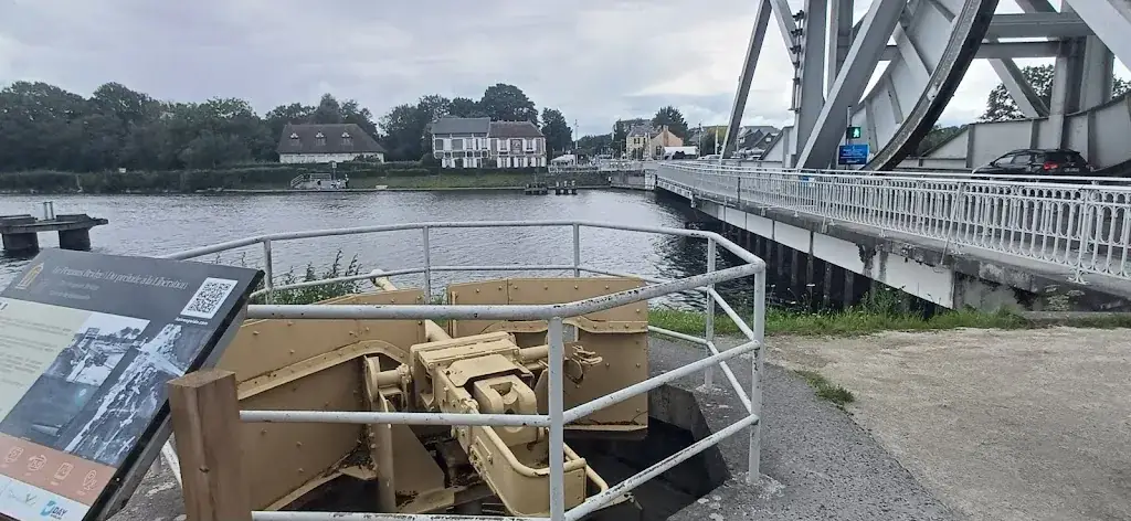 MiR Gil_Café Gondrée_Bénouville_review