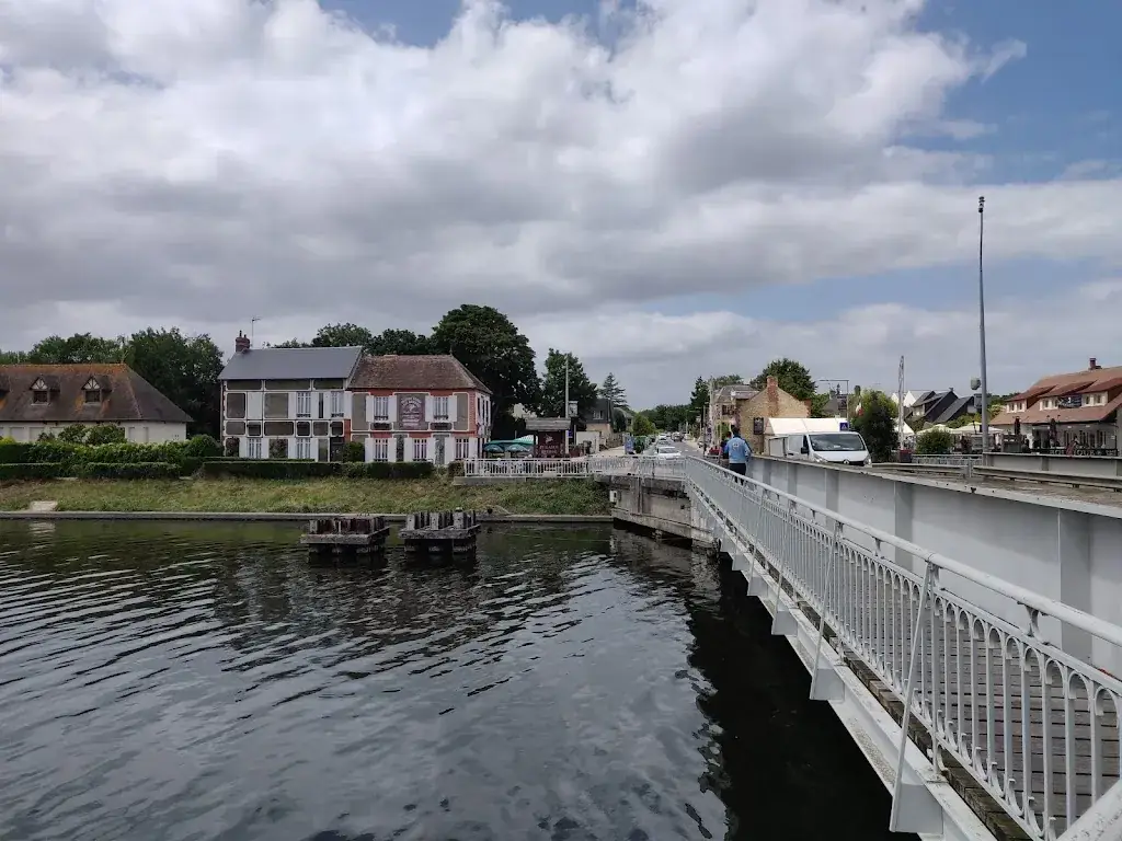 James Murray_Café Gondrée_Bénouville_review