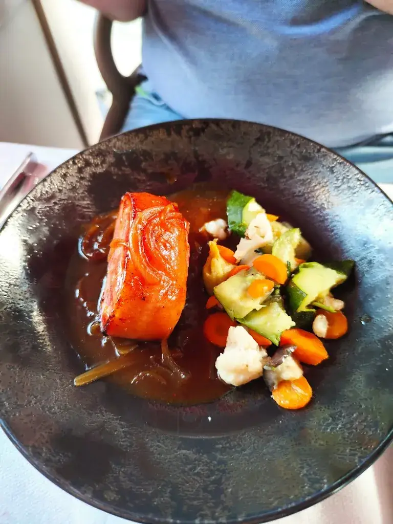 Justine Thomas_LA QUINTESSENCE_Bernay_review