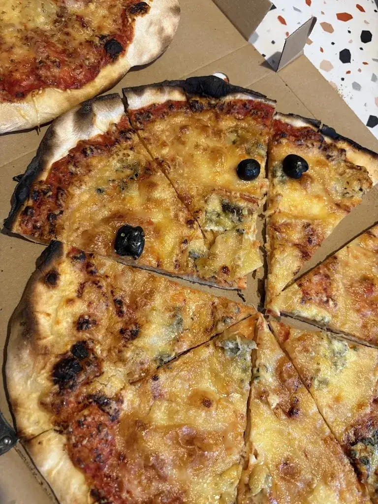 Audrey Kekaka_Pizza Foly's_Gannat_review