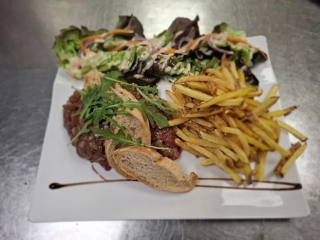 Le pt'i cez restaurant in Lyaud