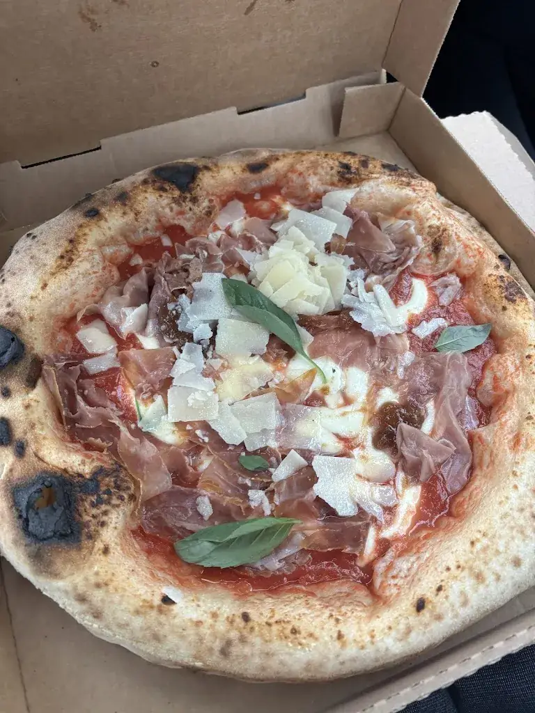 Ivan Denisenko_Una Pizza Di Napoli_Beuzeville_review