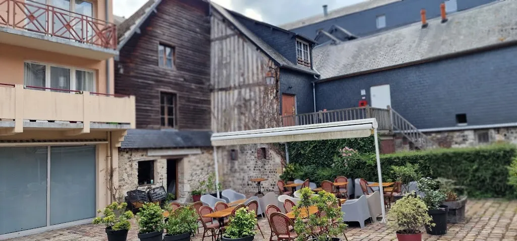 Gavin R Thackeray_Chez Justine et Quentin_Honfleur_review