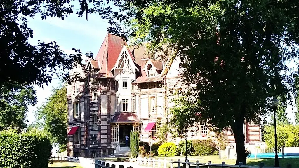 Château Hôtel De La Rapée Restaurant in Bazincourt-sur-Epte