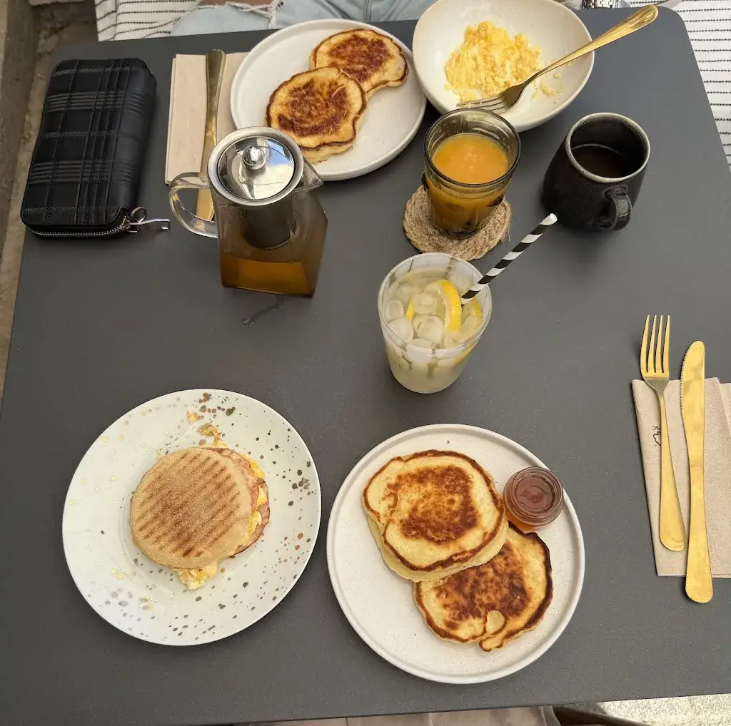 Maeva SAKHOUN_Les Planchettes_Blonville-sur-Mer_recensione