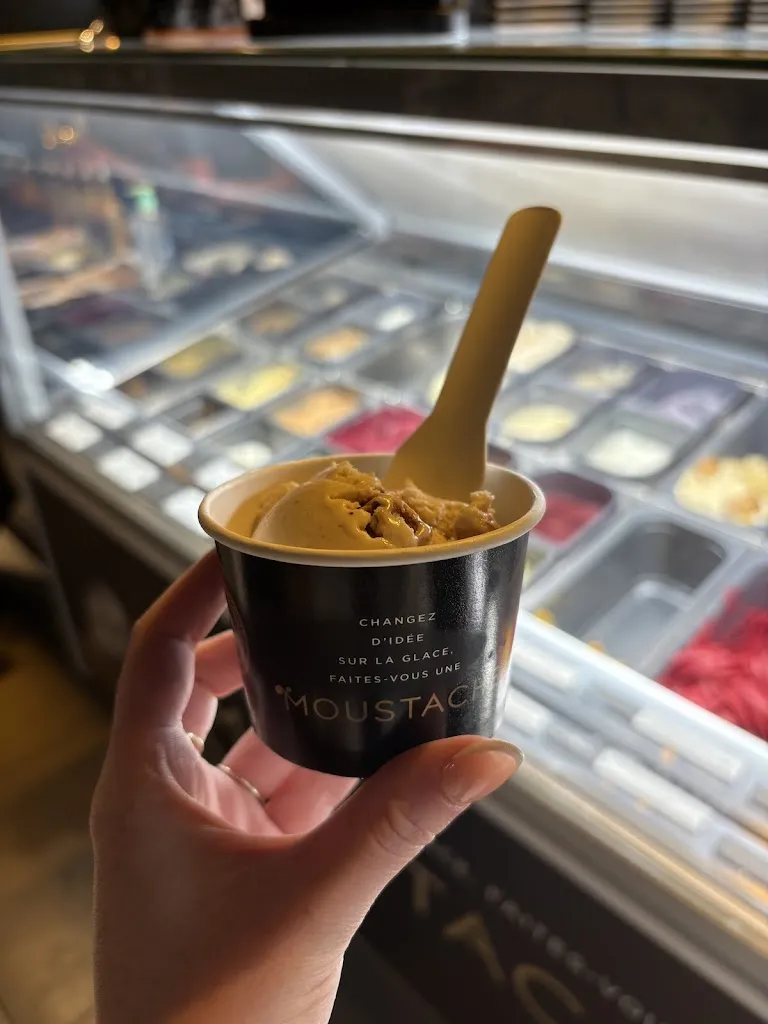 Marion Colin_Glaces Moustache-Artisan Glacier_Blonville-sur-Mer_review