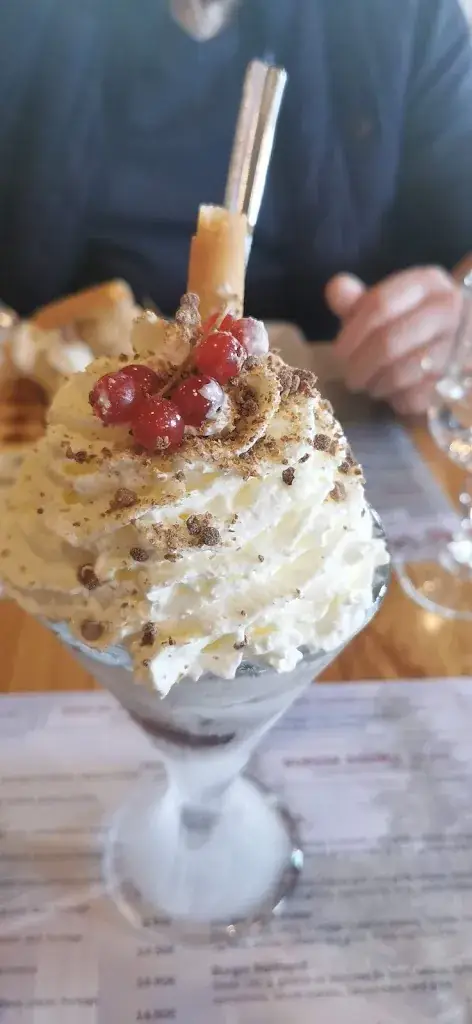 Kim Bzrt_Le Chalet_Bourg-Achard_recensione