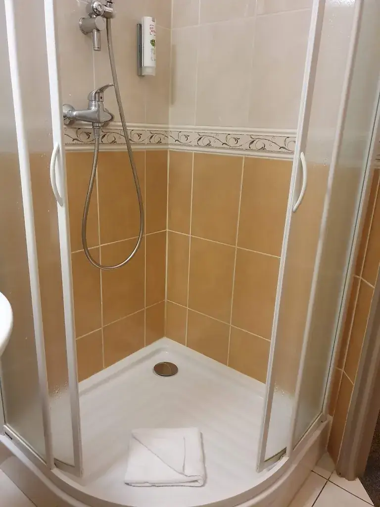 Norman Jones_Cit'Hotel Armony Hôtel_Bourg-Achard_review