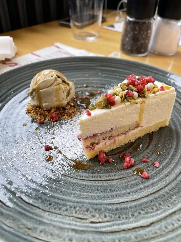 Andrea Surtouque_Nonno_Bretteville-sur-Odon_review