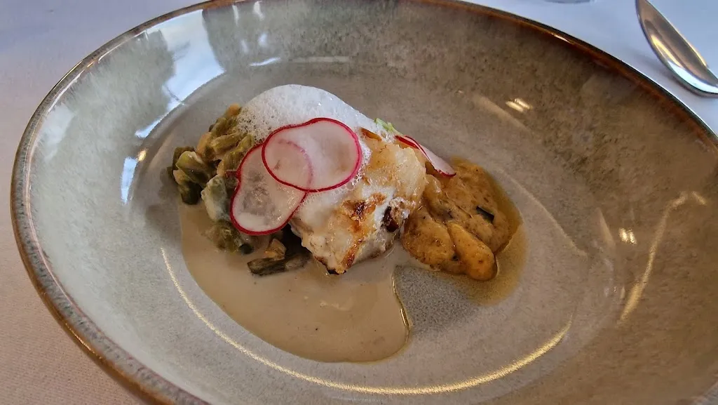 Tobias J. Nadjib_La Passerelle_Bricqueville-sur-Mer_review