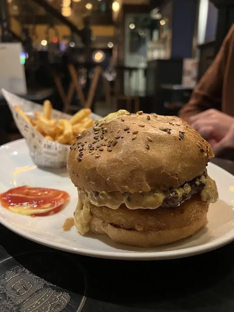 Mariela Basurto_Au Bureau - Pub et Brasserie_Évian-les-Bains_review