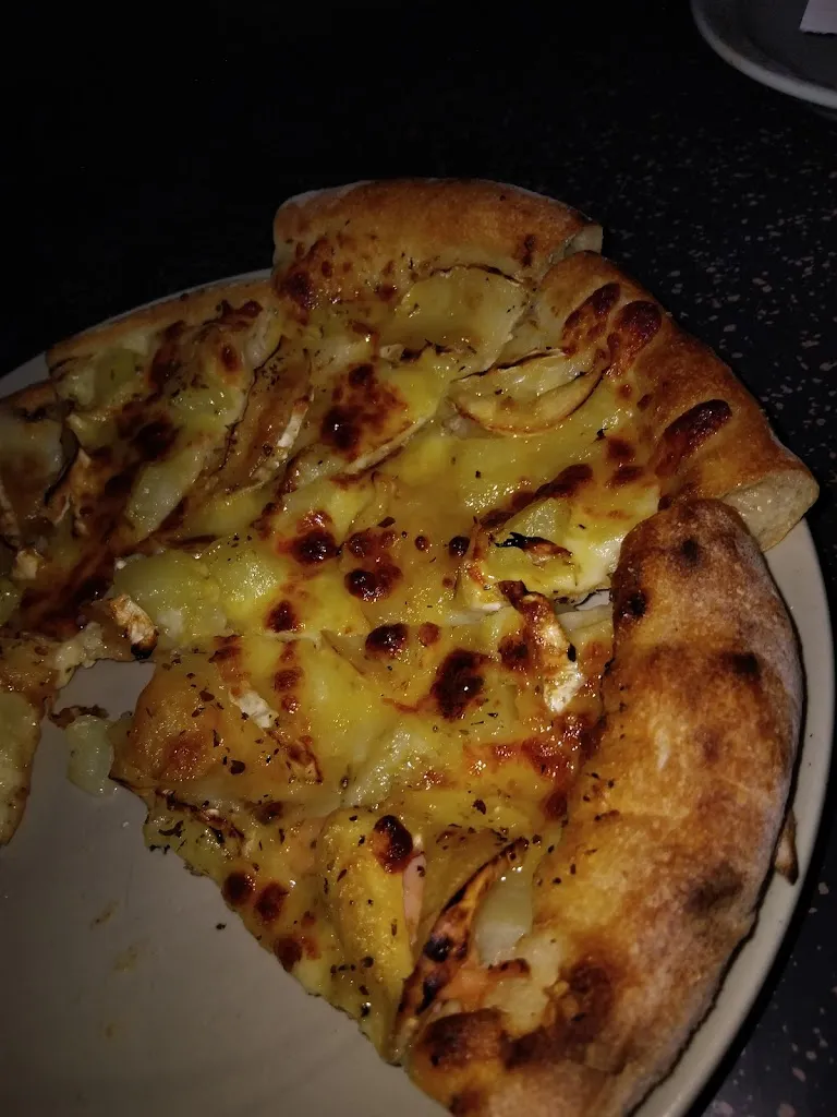 Shir Blk_LA TOUR DE PIZZ’ BUCHY_Buchy_review