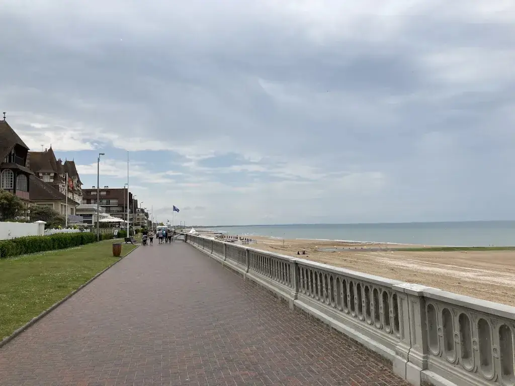 Sandro S_Le Beau Site_Cabourg_review