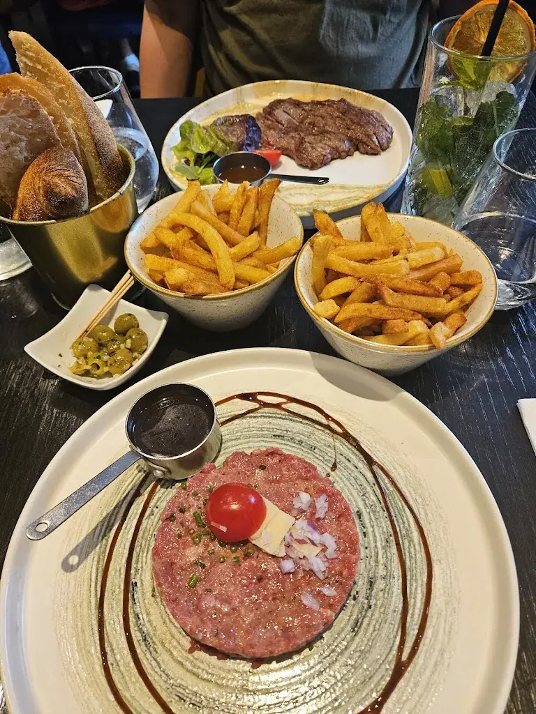 Andrew & Lok_Bœuf & Cow_Caen_review