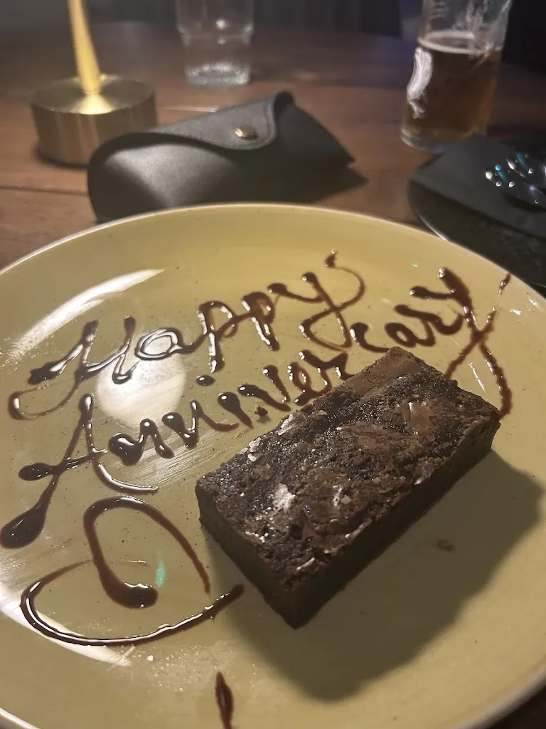 Yvonne Woolley_L'Aromate_Caen_review