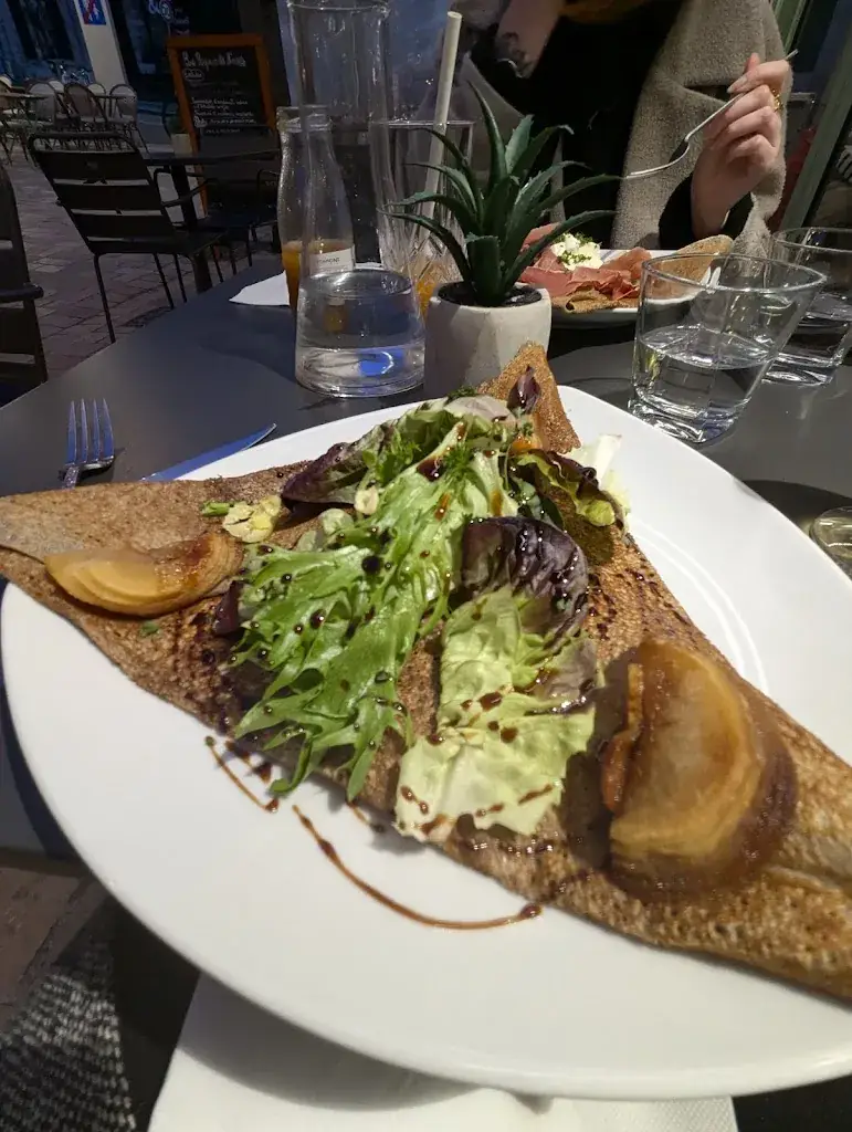 Sarah-Dee_Sacrée Mathilde_Caen_review