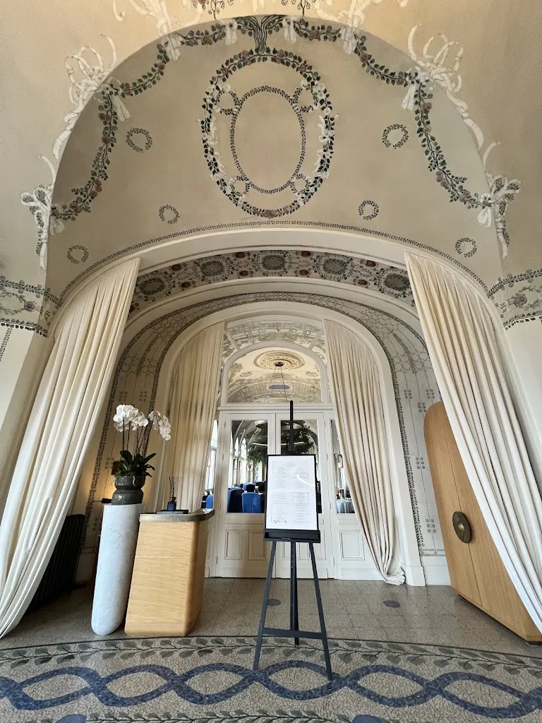 Sarah Lee_Fresques_Évian-les-Bains_review